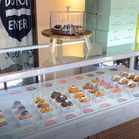 HELLO DONUTS！