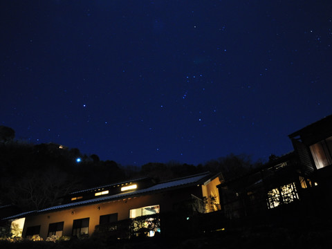 静けさと共に夜は更けて、満天にあふれる星の輝き